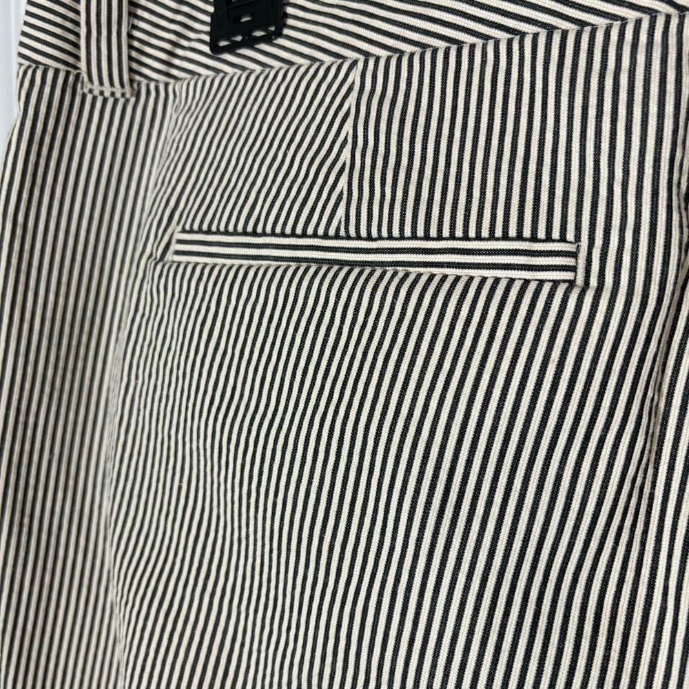 ❤️2/$15 or 3/$21❤️ Ann Taylor Loft Grey/White Seersucker Crop Pants, Size 14 - Picture 7 of 10